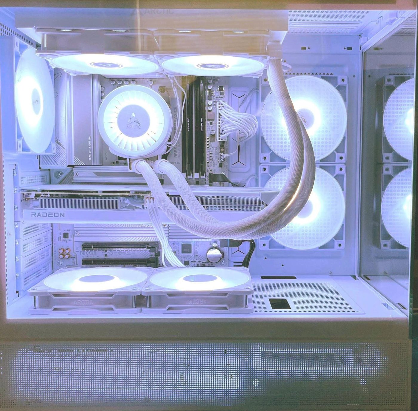 White gaming PC with a Radeon card and an Arctic Liquid Freezer cooler